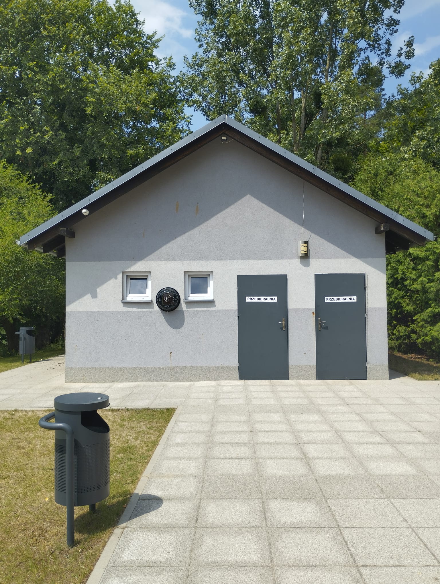 widok budynku z&nbsp;zamontowanym defibrylatorem