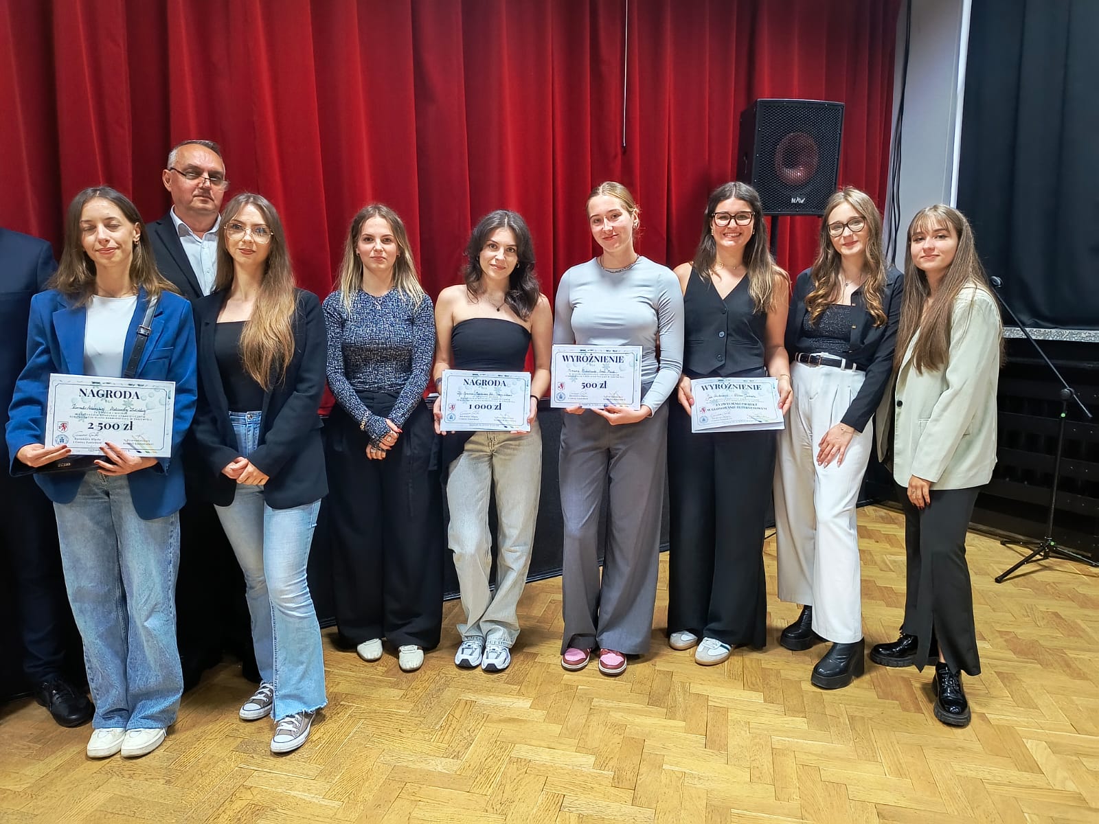 Wszyscy uczestnicy konkursu z&nbsp;komisją konkursową