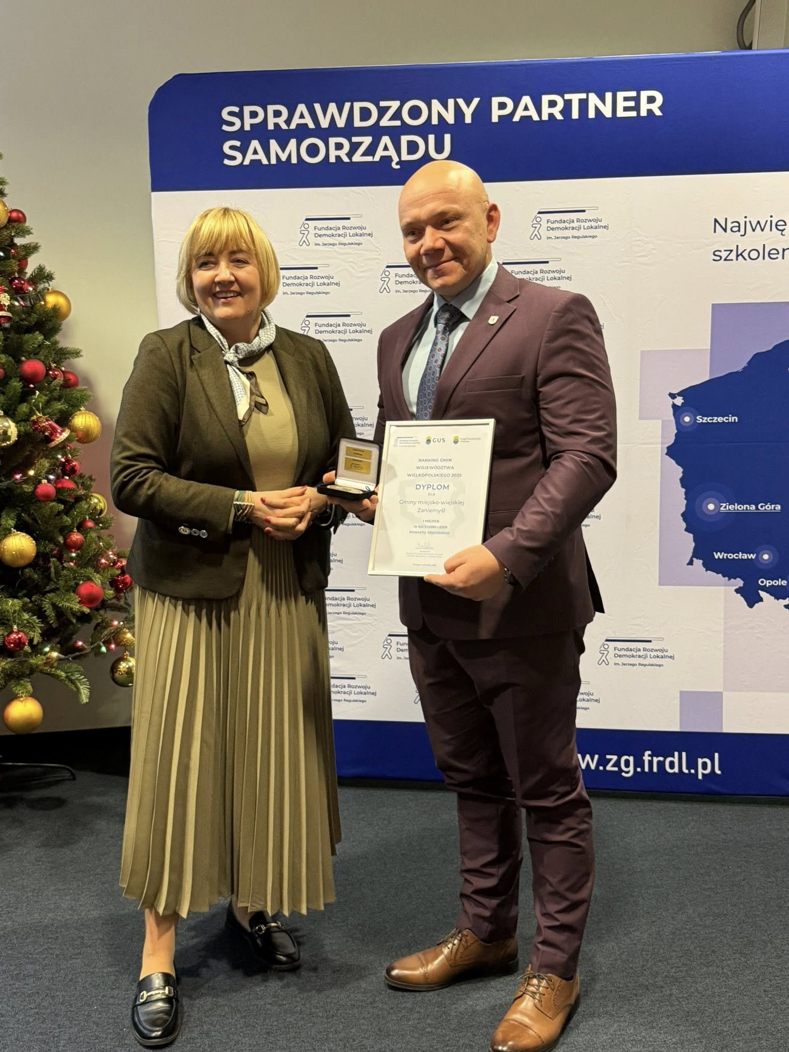 Burmistrz odbierający wyr&oacute;żnienie