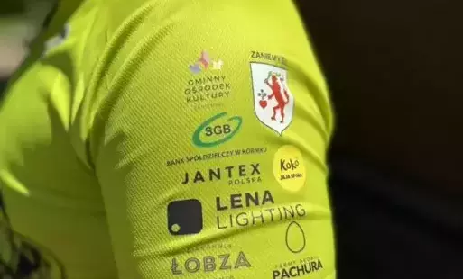 rękaw koszulki z logami sponsorów